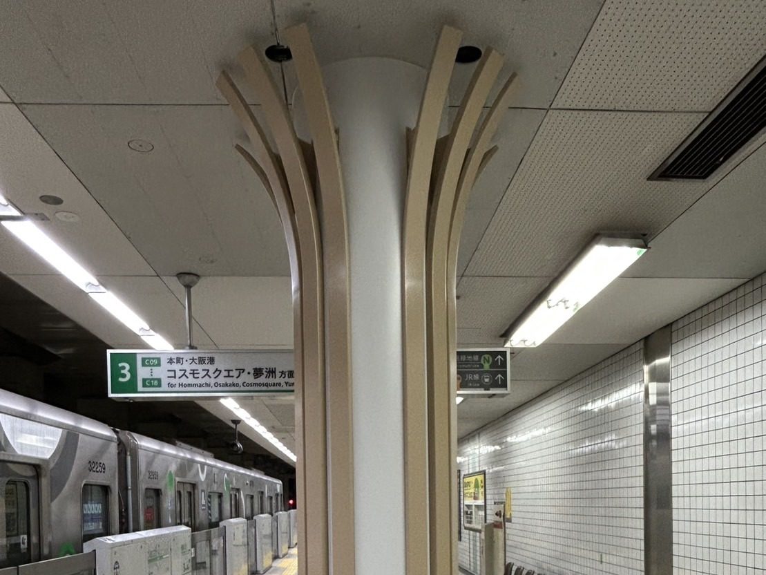 駅構内柱の照明装飾パネル