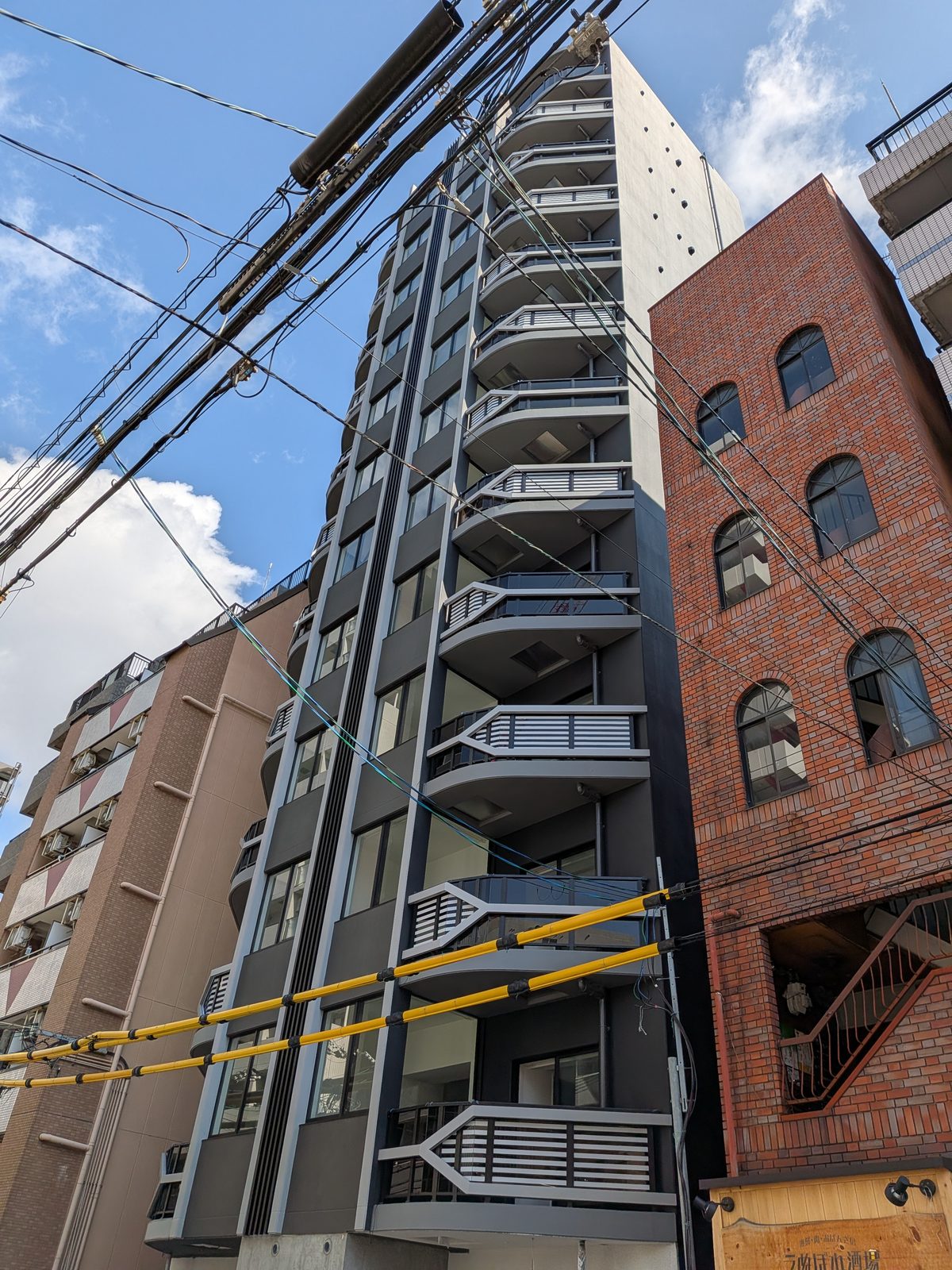 マンション外壁窓部分の装飾板